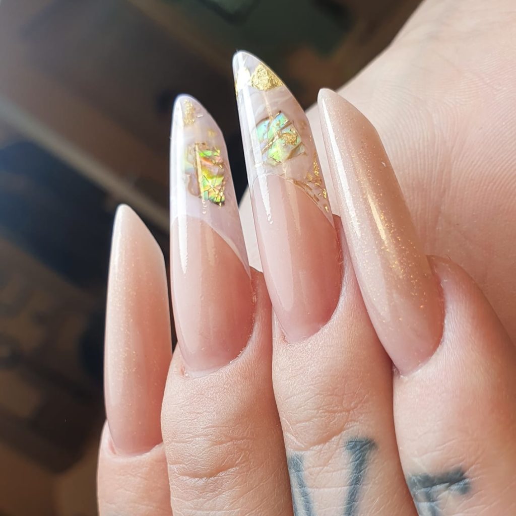 Perfekt modellierte Nägel mit Acryl - unsere Experten in Berlin Reinickendorf schaffen beeindruckende Nagelverlängerungen.