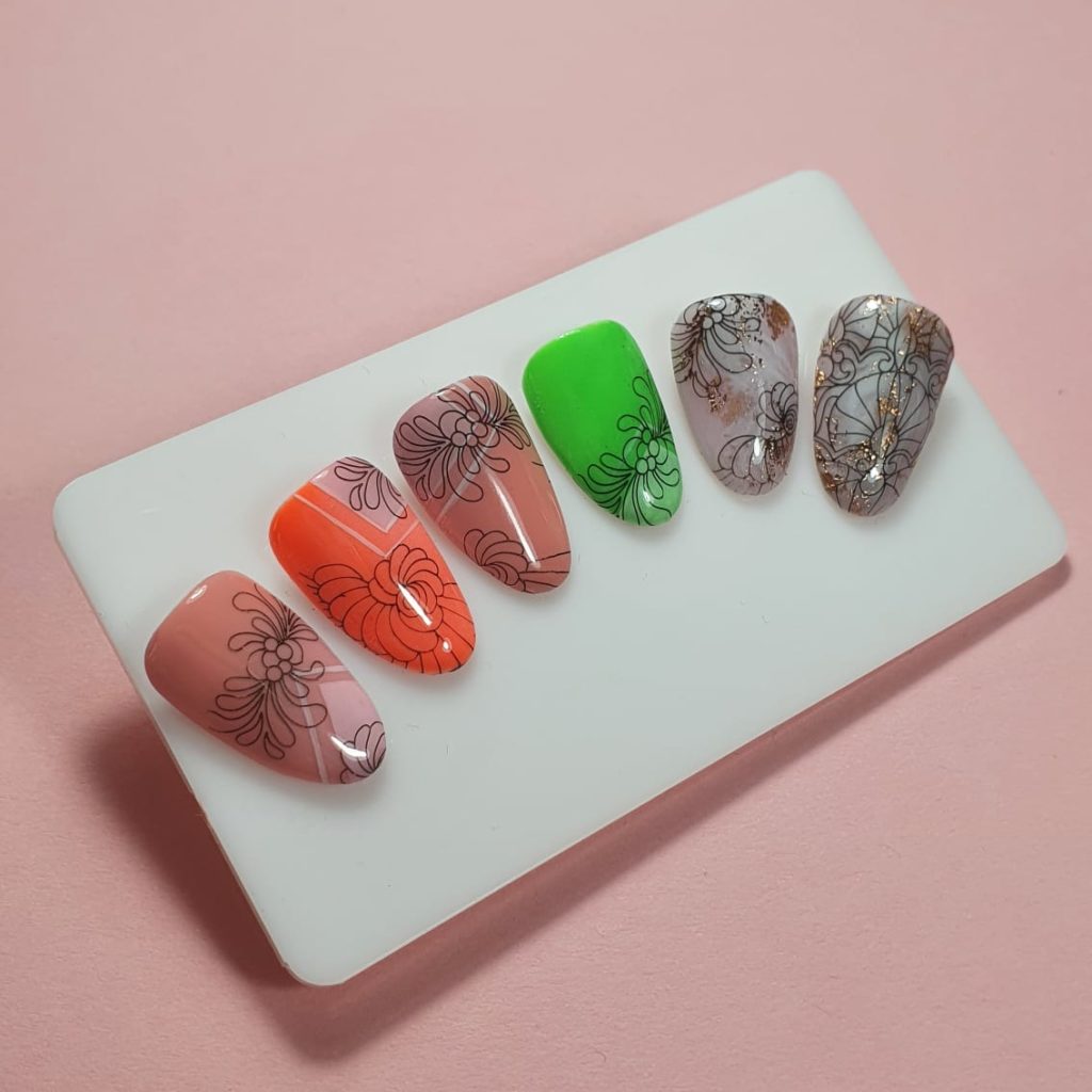 Entdecke die Vielfalt des Stamping mit individuellen Motiven in unserem Nagelstudio Hauptstadt Nails in Berlin.