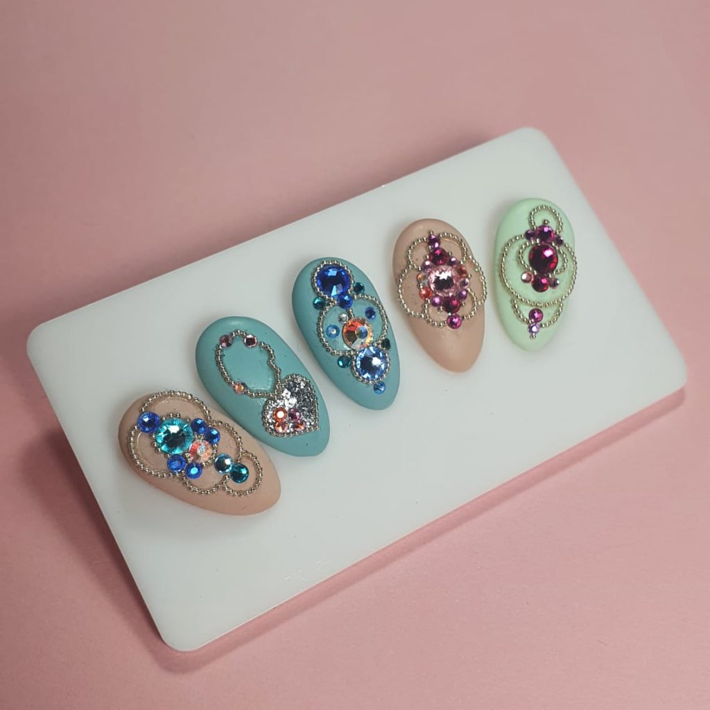 Glitzerndes Strassdesign für glamouröse Nägel, erhältlich bei Hauptstadt Nails in Berlin Reinickendorf.