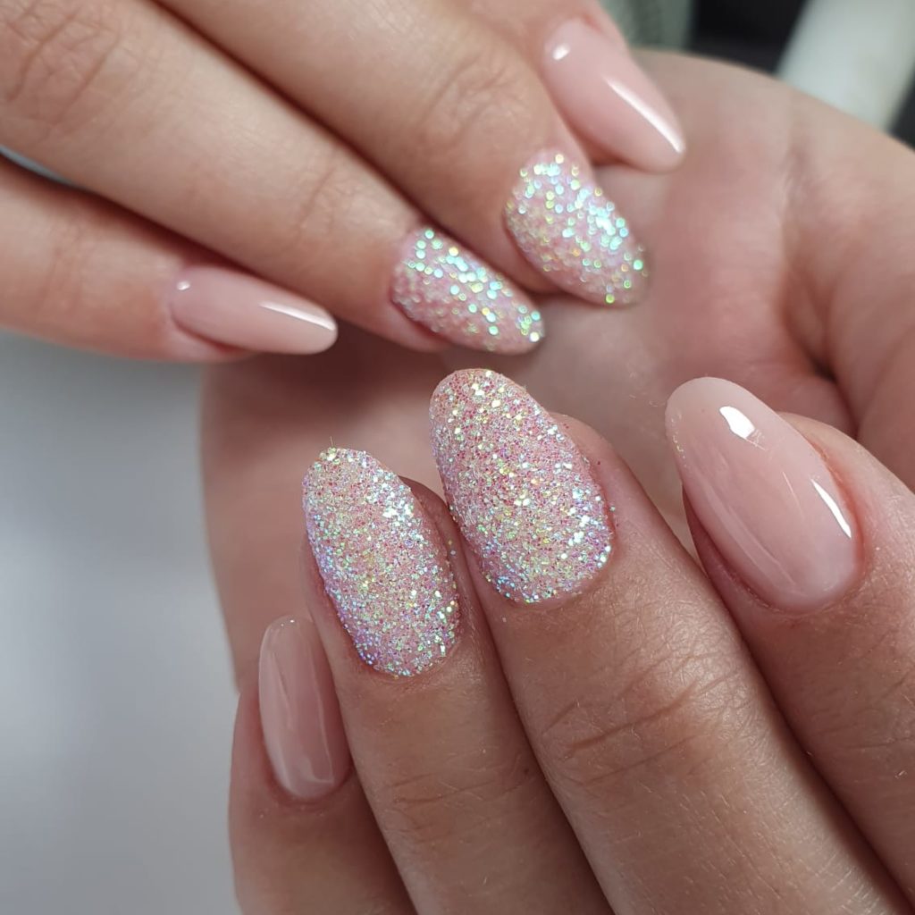 Verwöhne deine Nägel mit dem zauberhaften Sugar- Effekt, exklusiv bei Hauptstadt Nails in Berlin Reinickendorf.